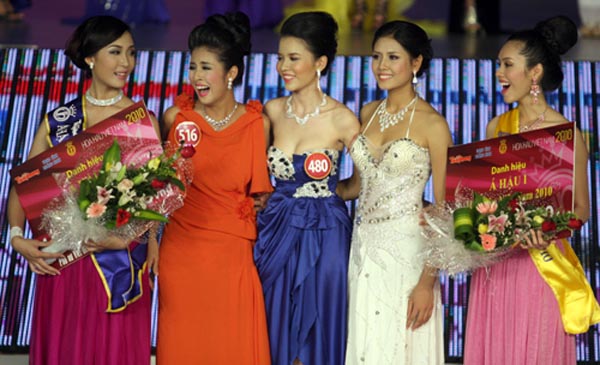 Không thể nhịn cười vì hình ảnh quot;khó đỡquot; của các hoa hậu khi đăng quang - 2