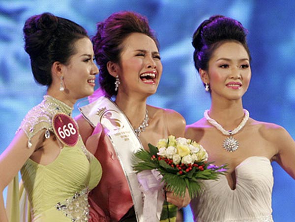 Không thể nhịn cười vì hình ảnh quot;khó đỡquot; của các hoa hậu khi đăng quang - 1