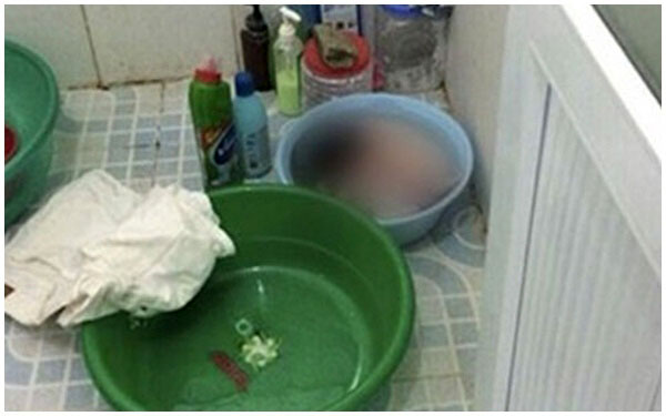 Người mẹ nhúng con vào xô nước có dấu hiệu tâm thần - 1