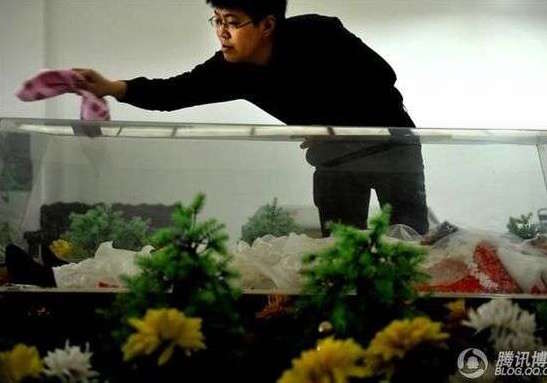 Đám cưới ai nấy đều khóc cạn nước mắt khi chú rể kết hôn với thi thể cô dâu - 3