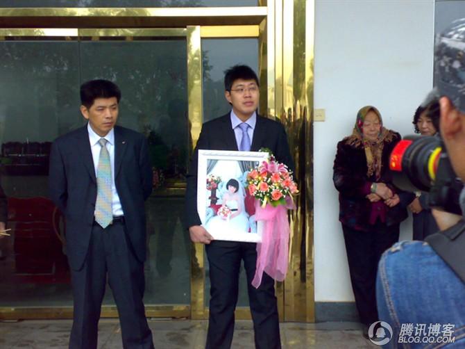 Đám cưới ai nấy đều khóc cạn nước mắt khi chú rể kết hôn với thi thể cô dâu - 2