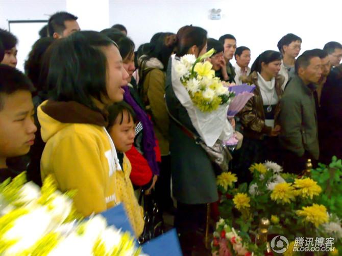 Đám cưới ai nấy đều khóc cạn nước mắt khi chú rể kết hôn với thi thể cô dâu - 1