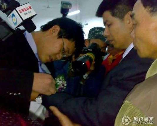 Đám cưới ai nấy đều khóc cạn nước mắt khi chú rể kết hôn với thi thể cô dâu - 7