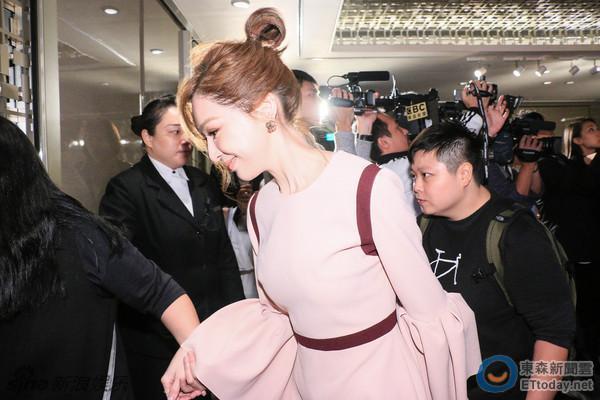 quot;Giáo chủ xinh đẹpquot; Vương Tâm Lăng mặt biến dạng sau quot;dao kéoquot; - 2