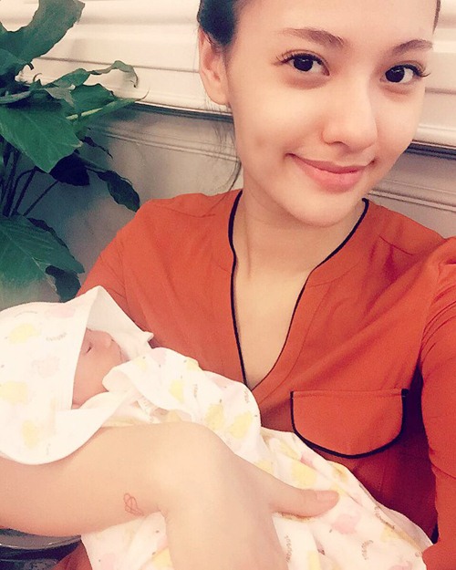 Hồng Quế hạnh phúc nhân dịp con gái tròn một tháng tuổi - 4