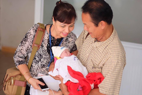 Hồng Quế hạnh phúc nhân dịp con gái tròn một tháng tuổi - 8