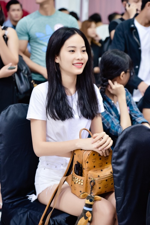 Lộ diện chị gái sinh đôi da trắng dáng xinh của Nam Em - 1