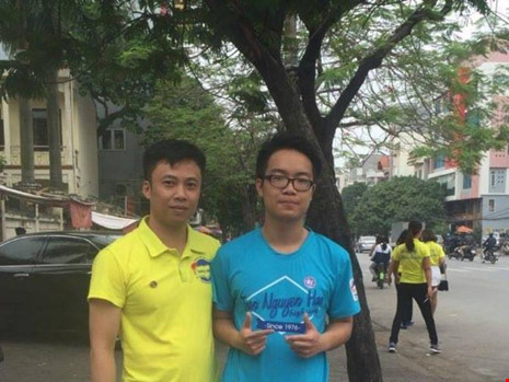 Nam sinh làm vỡ gương xe để lại số điện thoại xin lỗi - 2