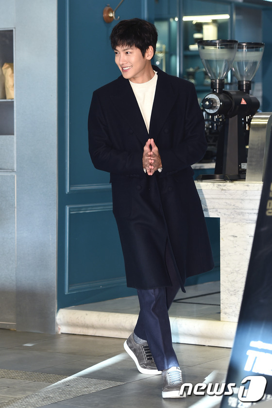 Yoona (SNSD) lộ chân tong teo sánh đôi bên trai đẹp Ji Chang Wook - 6