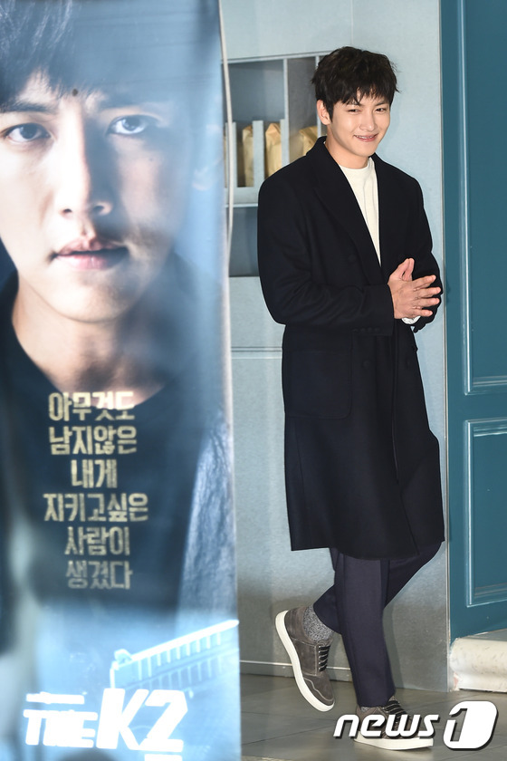 Yoona (SNSD) lộ chân tong teo sánh đôi bên trai đẹp Ji Chang Wook - 7