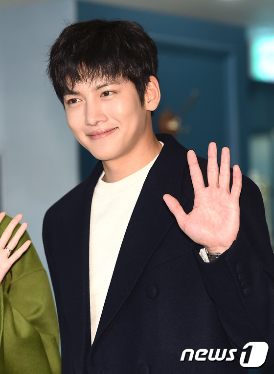 Yoona (SNSD) lộ chân tong teo sánh đôi bên trai đẹp Ji Chang Wook - 8