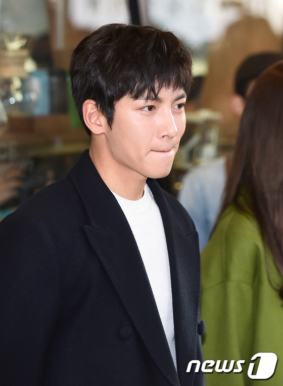 Yoona (SNSD) lộ chân tong teo sánh đôi bên trai đẹp Ji Chang Wook - 9