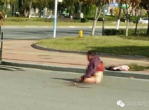 Con trai đánh đập mẹ già giữa đường phố rồi bỏ đi gây phẫn nộ - 1