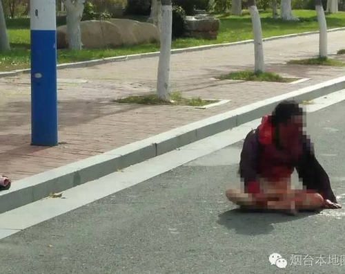 Con trai đánh đập mẹ già giữa đường phố rồi bỏ đi gây phẫn nộ - 2