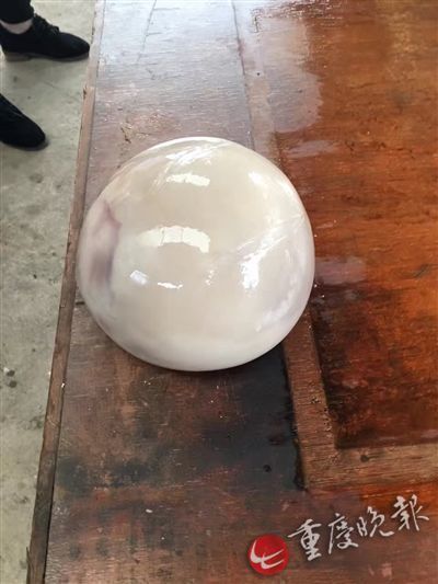 Mổ heo phát hiện #039;vật thể lạ#039;, người đàn ông ngỡ vớ được báu vật - 1