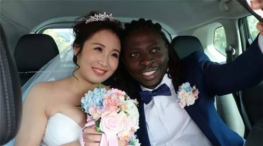 Cánh mày râu “suy sụp” khi thấy cô gái đẹp như hoa quyết lấy anh chồng kém sắc - 1