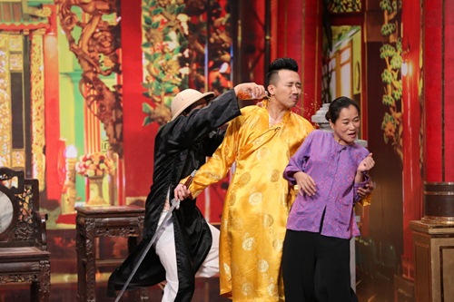 Ơn giời tập 2: Việt Trinh dùng gậy gỗ phang vào đầu Trường Giang - 11