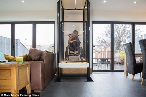 Khuôn mặt khác lạ sau phẫu thuật của bé gái bị chàm trên mặt - 6