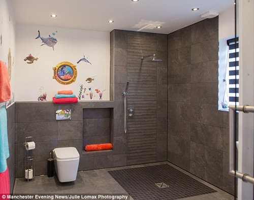 Khuôn mặt khác lạ sau phẫu thuật của bé gái bị chàm trên mặt - 7