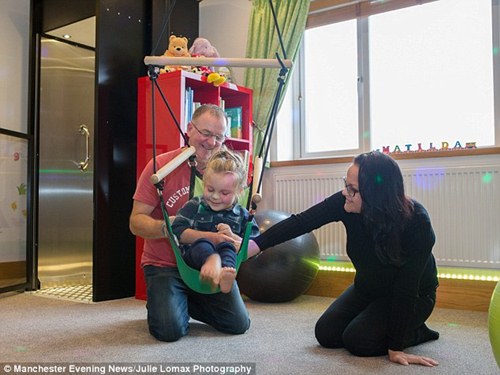 Khuôn mặt khác lạ sau phẫu thuật của bé gái bị chàm trên mặt - 3