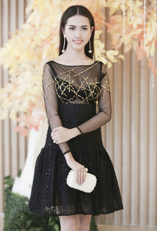 Thời trang sao Việt xấu: Ngọc Trinh bỗng già chát, sến súa vì váy nhung - 7
