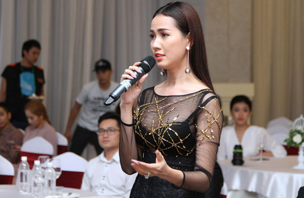 Thời trang sao Việt xấu: Ngọc Trinh bỗng già chát, sến súa vì váy nhung - 8