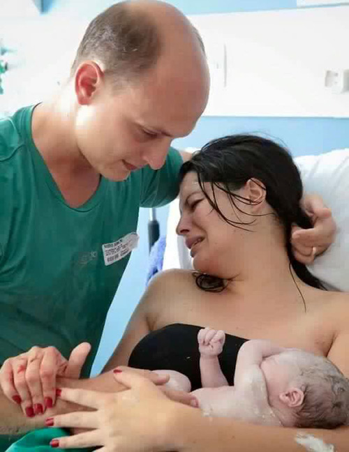 Ảnh người chồng gồng mình, cắn răng đau đẻ cùng vợ gây xúc động - 14