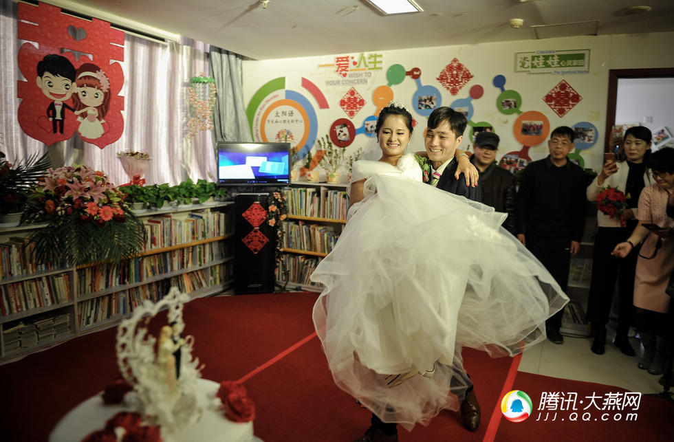 Đám cưới cô gái từng 20 lần gãy xương và người chồng vượt lên tất cả để yêu - 1