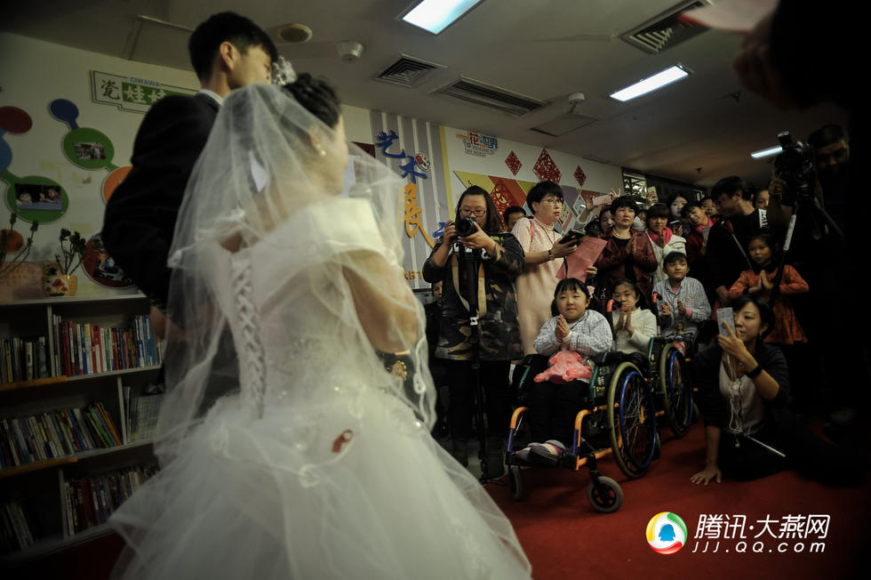 Đám cưới cô gái từng 20 lần gãy xương và người chồng vượt lên tất cả để yêu - 10