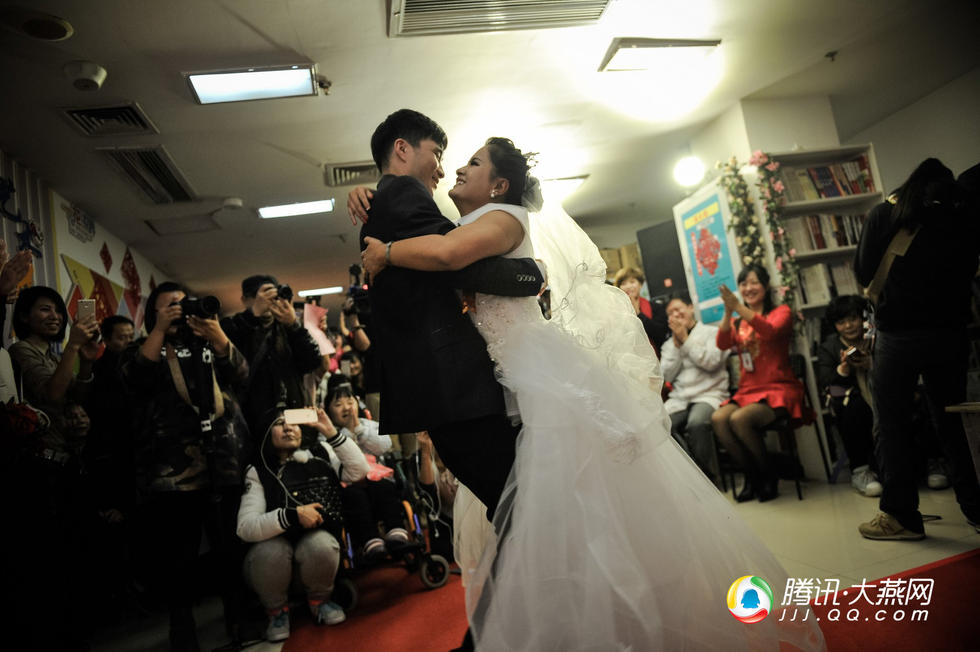 Đám cưới cô gái từng 20 lần gãy xương và người chồng vượt lên tất cả để yêu - 12