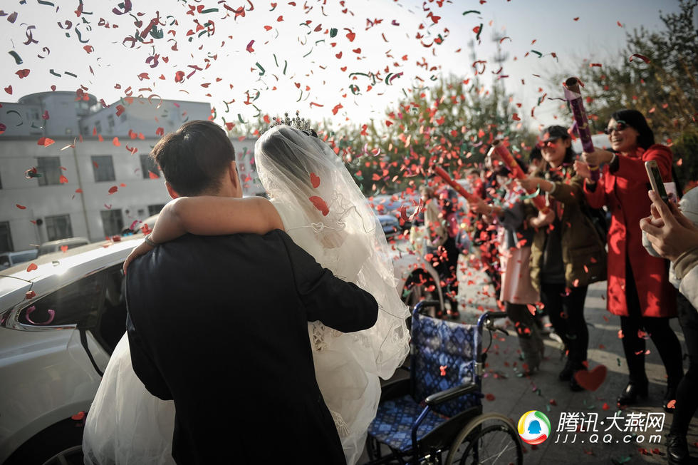 Đám cưới cô gái từng 20 lần gãy xương và người chồng vượt lên tất cả để yêu - 3