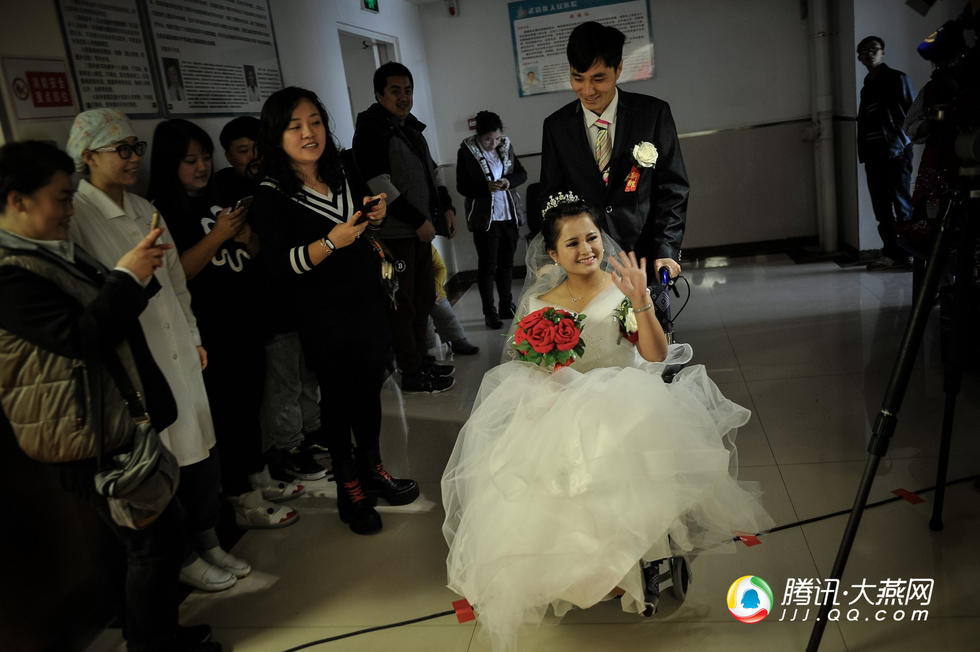 Đám cưới cô gái từng 20 lần gãy xương và người chồng vượt lên tất cả để yêu - 4