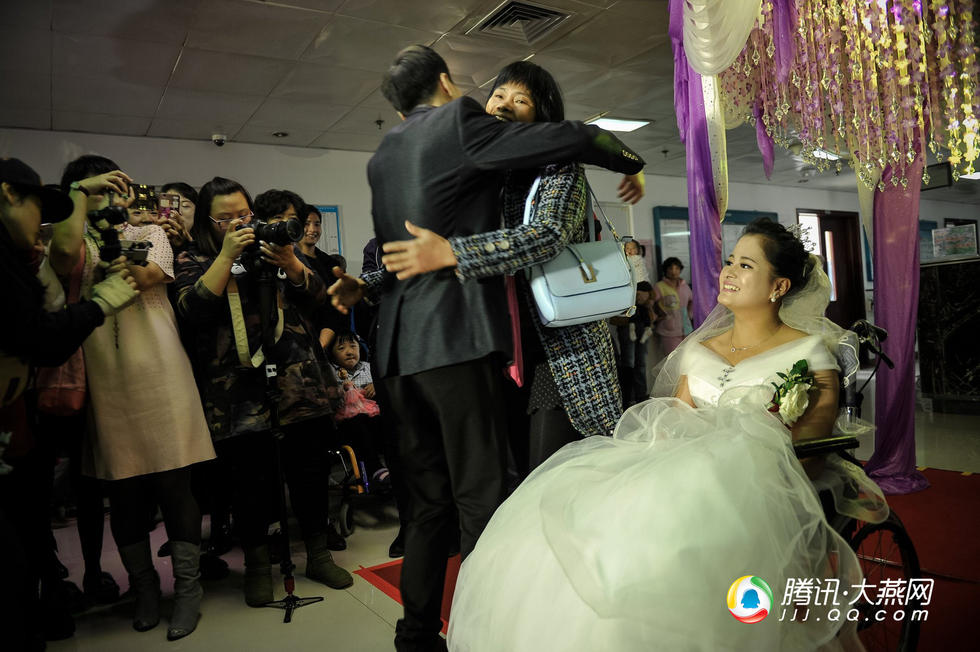 Đám cưới cô gái từng 20 lần gãy xương và người chồng vượt lên tất cả để yêu - 8