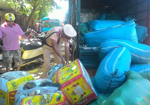 Huế: Bắt giữ hàng chục bao tải, thùng xốp nội tạng thối trên xe tải - 1
