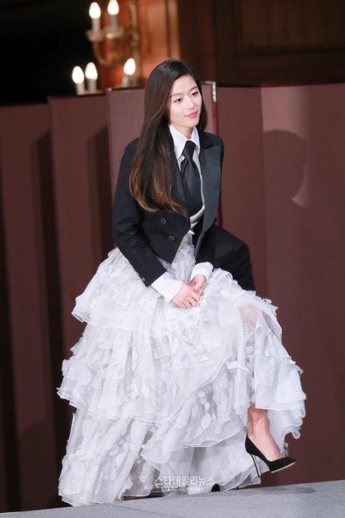 Jeon Ji Hyun diện đồ “trên đông dưới hè”, Lee Min Ho đẹp trai như hoàng tử - 1