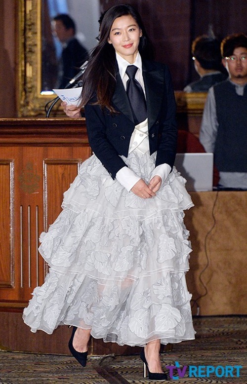 Jeon Ji Hyun diện đồ “trên đông dưới hè”, Lee Min Ho đẹp trai như hoàng tử - 2