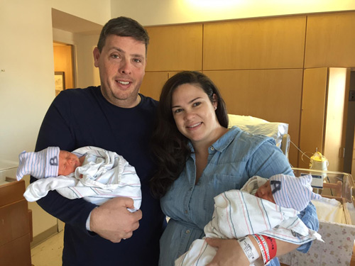 Kỳ lạ cặp song sinh chào đời không biết ai là anh, ai là em - 1