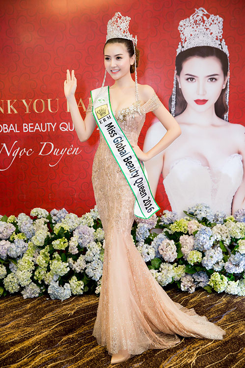 Ngọc Duyên khoe mẹ và em gái đáng yêu trong tiệc tri ân hoành tráng - 1