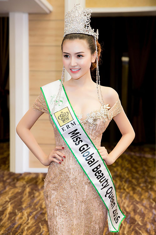 Ngọc Duyên khoe mẹ và em gái đáng yêu trong tiệc tri ân hoành tráng - 2