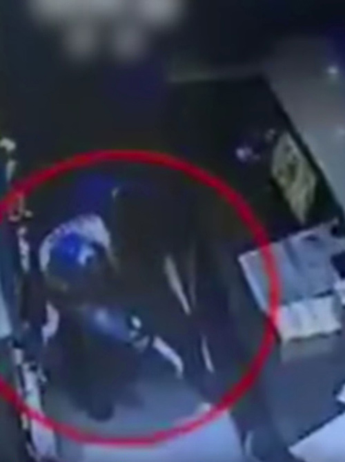 Nhờ nhân viên nhà hàng trông con vài phút, vợ chồng trẻ TQ tá hỏa bị bắt cóc mất con - 1