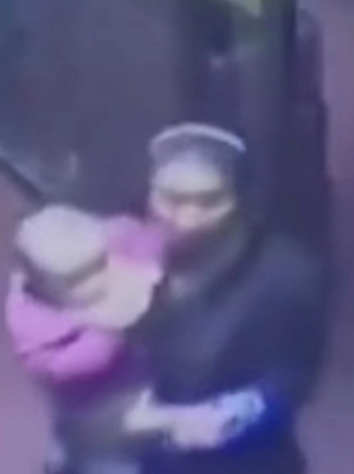 Nhờ nhân viên nhà hàng trông con vài phút, vợ chồng trẻ TQ tá hỏa bị bắt cóc mất con - 2