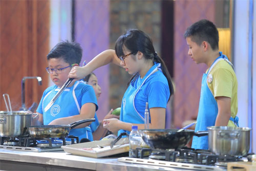 TV Show: Hoài Linh - Trấn Thành phải thay kịch bản; Mỹ Linh thấy mình quot;xấuquot; trên sân khấu - 9