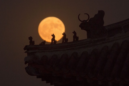 Những hình ảnh quot;siêu trăng thế kỷquot; đẹp lung linh trên bầu trời Việt Nam và thế giới - 9