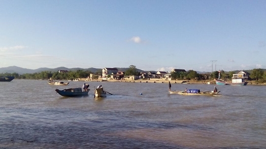 Bố mẹ chú tâm đánh cá, con rơi xuống sông Gianh mất tích - 2