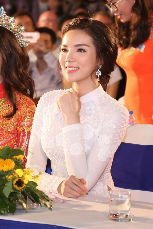 Chẳng cần đồ hiệu, Phạm Hương và Kỳ Duyên vẫn đẹp thoát tục với áo dài trắng - 3