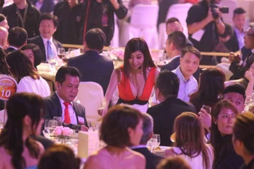 quot;Đàn chịquot; của đài TVB kín đáo vẫn lấn át quot;đàn emquot; ăn mặc táo bạo - 9