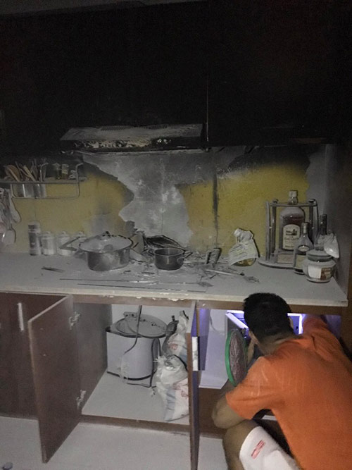 Nửa đêm người phụ nữ tá hỏa khi thấy toàn bộ khu bếp bị cháy tan hoang - 2