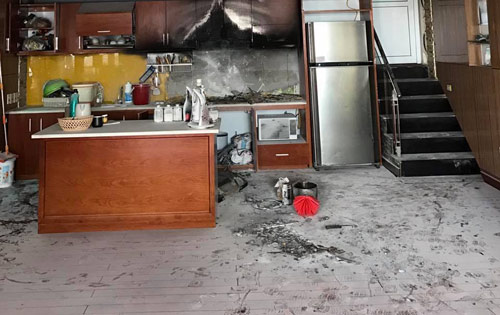 Nửa đêm người phụ nữ tá hỏa khi thấy toàn bộ khu bếp bị cháy tan hoang - 3