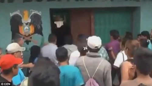 Nghi phạm xâm hại bé 4 tuổi ở Bolivia bị cướp ngục, treo cổ lên cây - 1