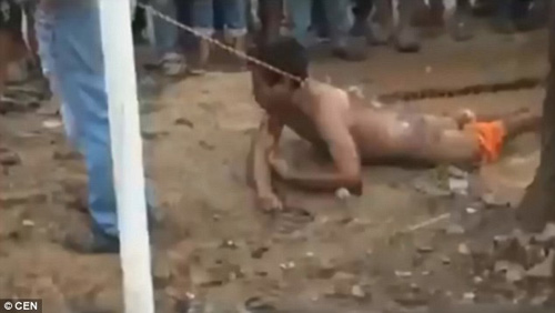 Nghi phạm xâm hại bé 4 tuổi ở Bolivia bị cướp ngục, treo cổ lên cây - 4